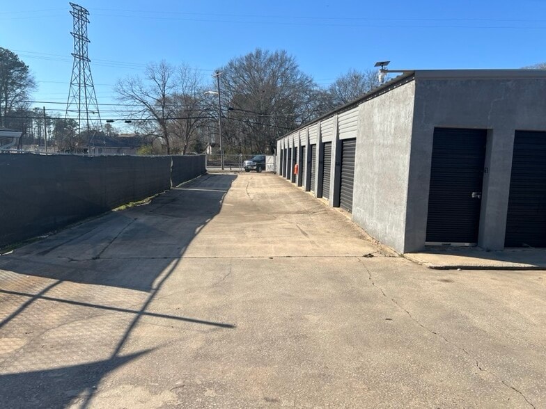 More Photos Of 220 Bay St, Fairburn Self Storage For Sale