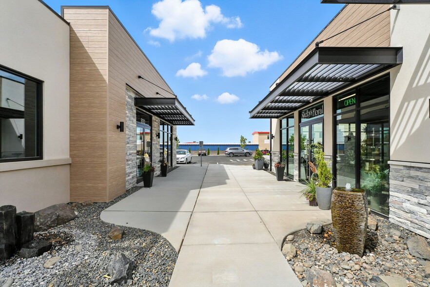 More Photos Of 6018 W Clearwater Ave, Kennewick General Retail For Lease