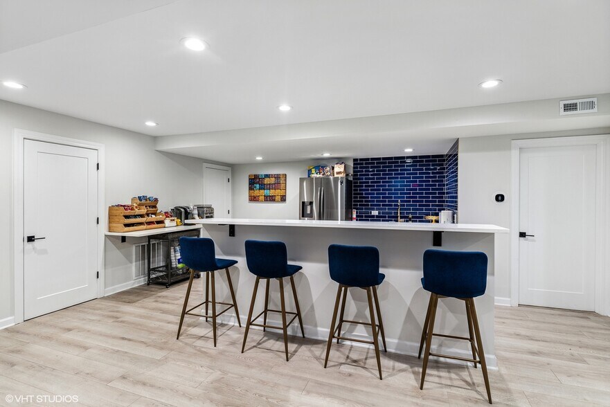 More Photos Of 705 N Milwaukee Ave, Chicago General Retail For Sale