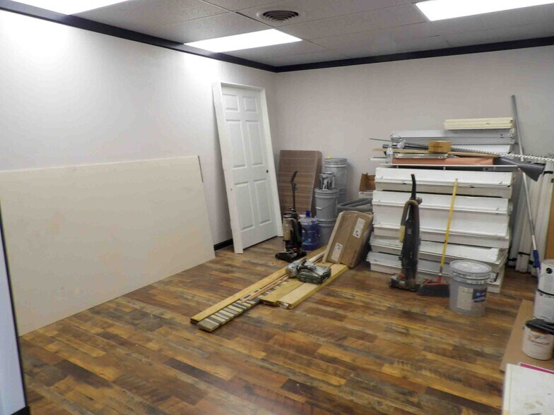 More Photos Of 400 E Jack Choate Ave, Hennessey Office For Sale