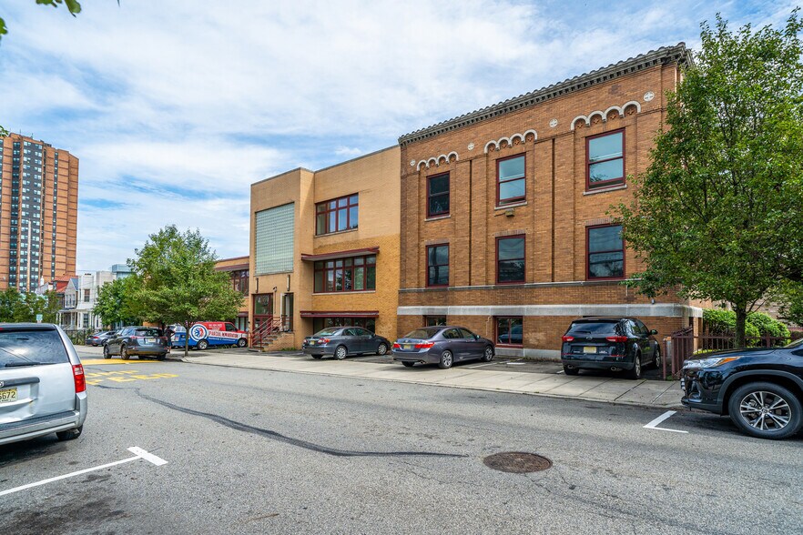 More Photos Of 2000 West St, Union City Office Residential For Lease