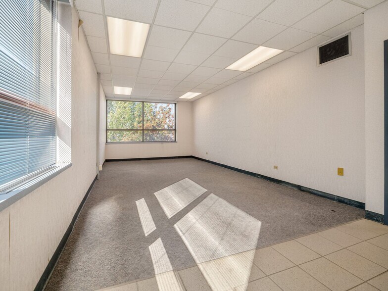 More Photos Of 4901 1 St W, Claresholm Office For Sale