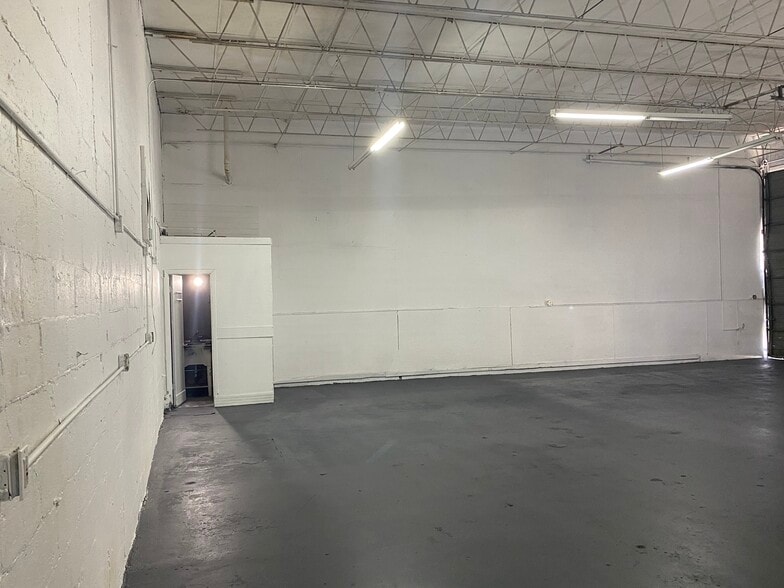 More Photos Of 5712 SW 25th St, West Park Warehouse For Lease