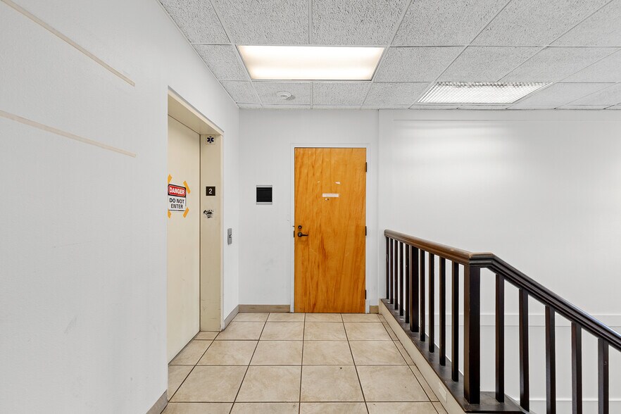 More Photos Of 1701 N Main St, Santa Ana Office For Sale