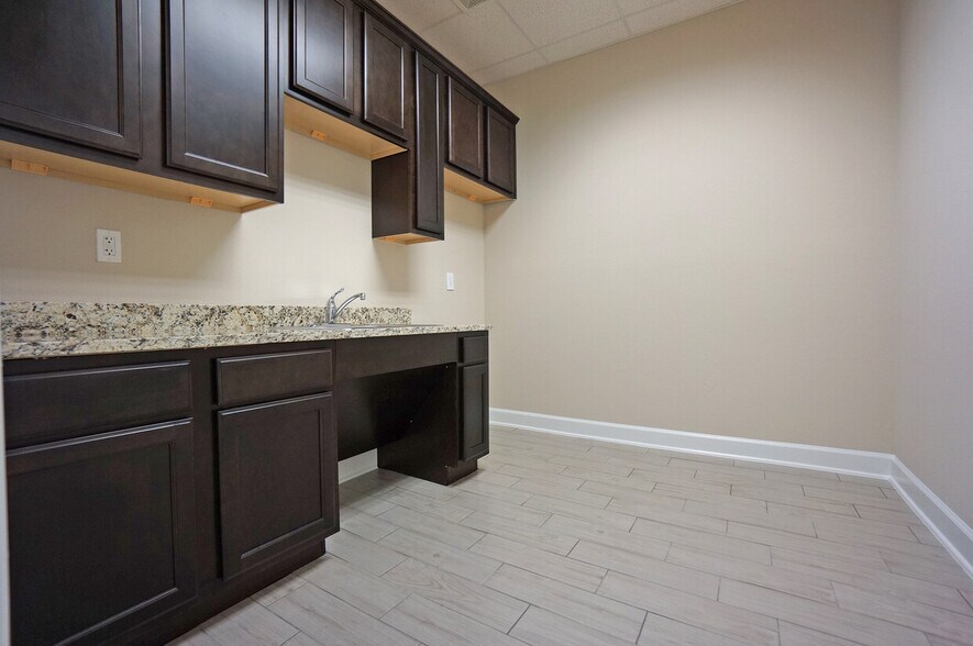 More Photos Of 12440 Emily Ct, Sugar Land Medical For Lease