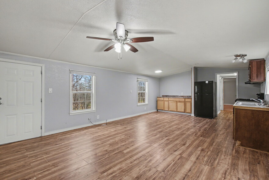 More Photos Of 919 Austin St, Kingsland Flex For Sale