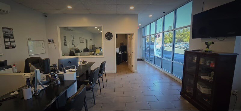 More Photos Of 25280 Pleasant Valley Rd, Chantilly Showroom For Lease