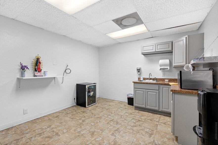 More Photos Of 414 Culebra Rd, San Antonio Light Manufacturing For Lease