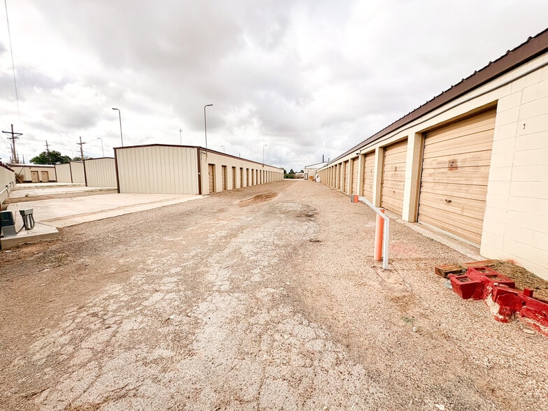 More Photos Of 2213 N Quaker Ave, Lubbock Self Storage For Sale