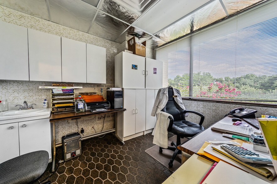 More Photos Of 8345 Walnut Hill Ln, Dallas Medical For Sale