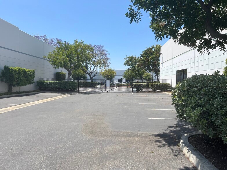 More Photos Of 104 Exchange Pl, Pomona Warehouse For Lease