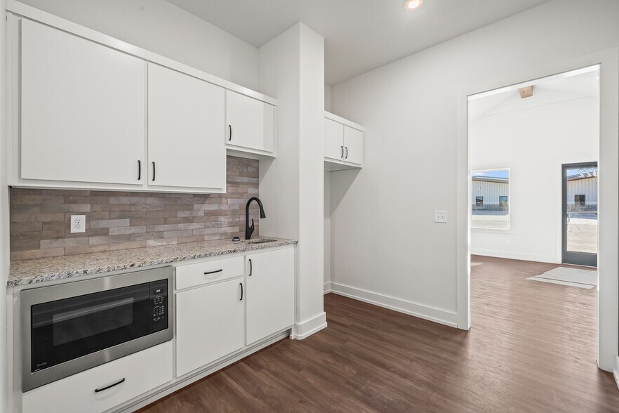 More Photos Of 8922 County Road 6820, Lubbock Warehouse For Lease