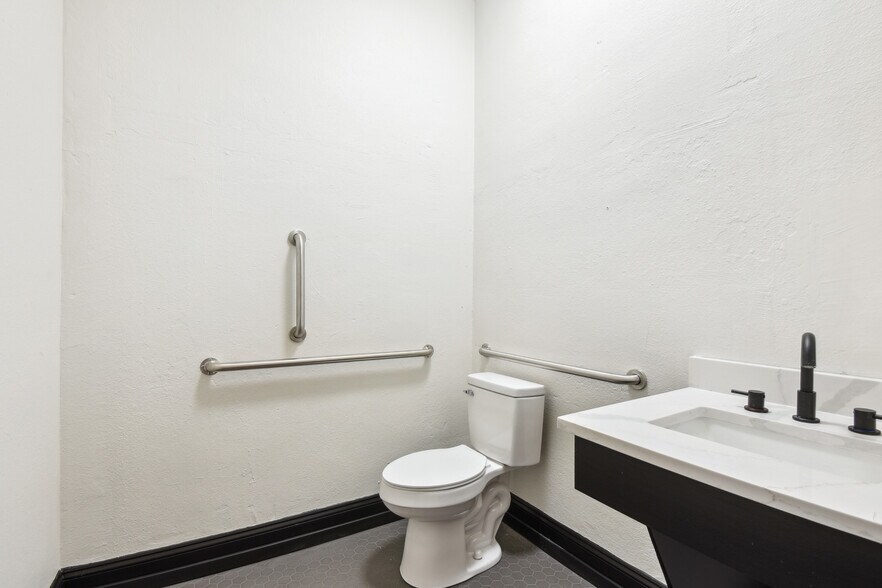 More Photos Of 5 N Park St, Sapulpa Storefront For Lease