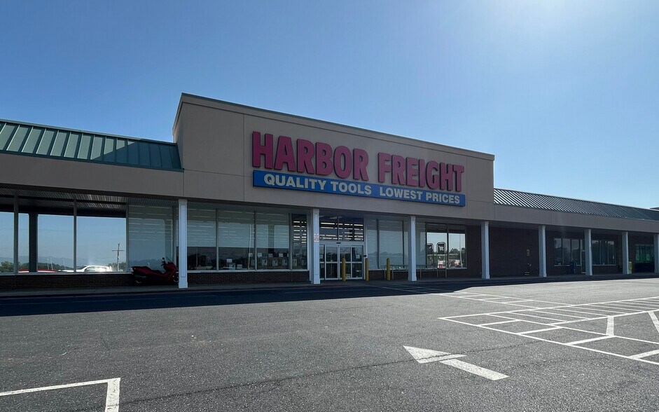 More Photos Of 2715 W Main St, Waynesboro Unknown For Lease