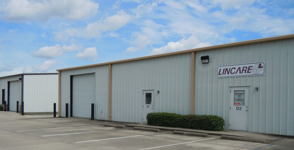 More Photos Of 14231 Seaway Rd, Gulfport Showroom For Lease