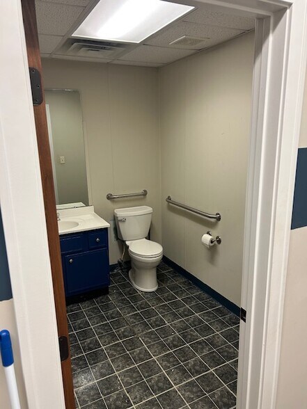More Photos Of 5967 Merle Hay Rd, Johnston Storefront Retail Office For Lease