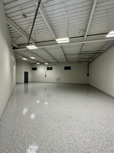 More Photos Of 3200 W Le Moyne Ave, Stone Park Warehouse For Lease