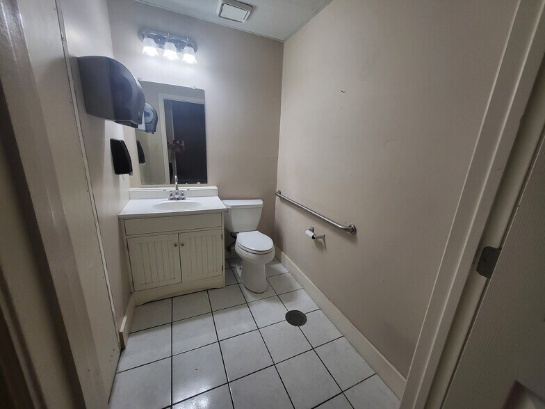 More Photos Of 7135 98 Hwy, Panama City Beach General Retail For Lease