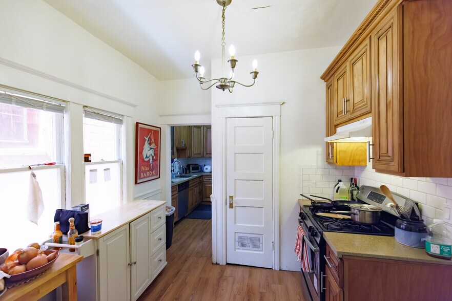 More Photos Of 667 10th St, Oakland Apartments For Sale