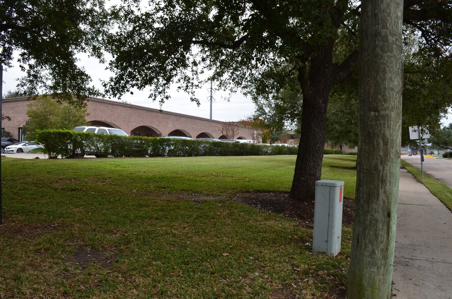 More Photos Of 8111 N Stadium Dr, Houston Office For Lease