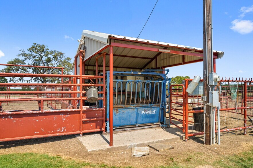 More Photos Of 204 County Road 107, Whitesboro Horse Stables For Sale