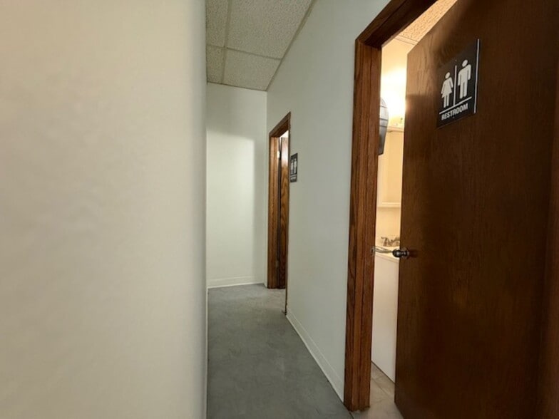 More Photos Of 9957-9959 S Roberts Rd, Palos Hills Medical For Lease