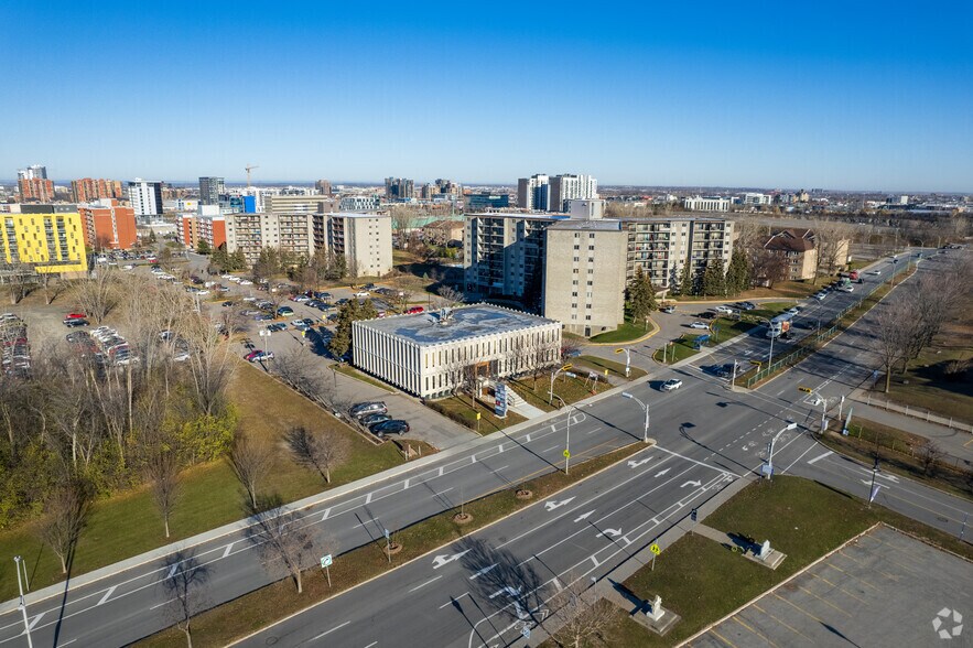 More Photos Of 3333 Boul du Souvenir, Laval Medical For Sale