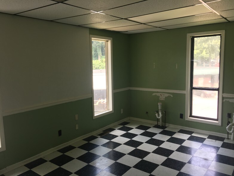 More Photos Of 4985-4991 Bethania Rd, Winston-Salem Office For Lease