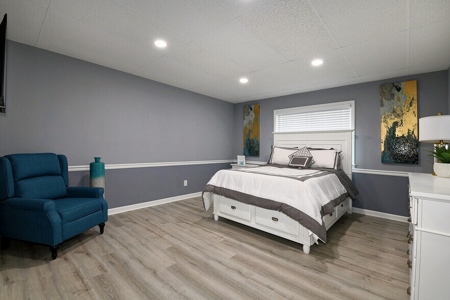 More Photos Of 1604 State St, New Albany Office For Sale