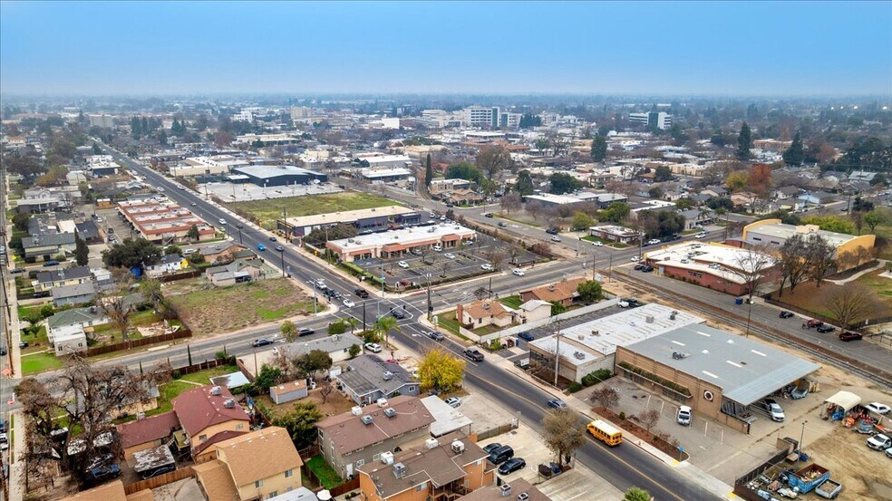 More Photos Of 1027 W Murray Ave, Visalia Service For Sale