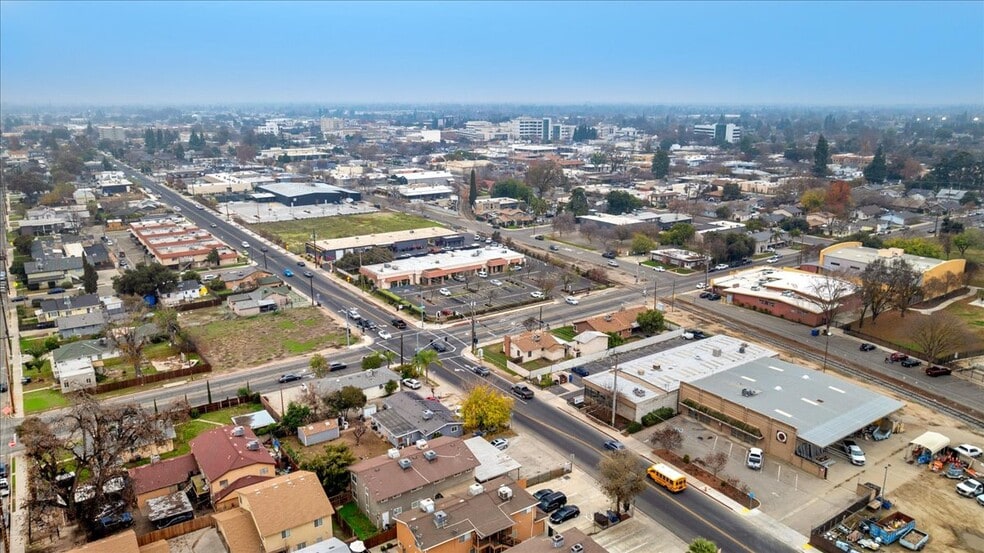 More Photos Of 1027 W Murray Ave, Visalia Service For Sale