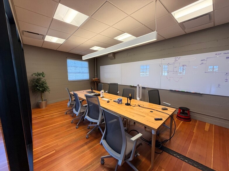 More Photos Of 2620-2626 Spring St, Redwood City Light Manufacturing For Lease