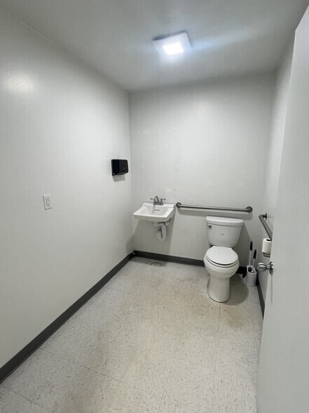 More Photos Of 122 Indian Springs Dr, Sandwich General Retail For Lease