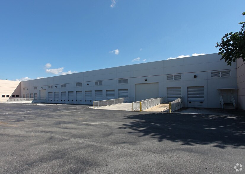 More Photos Of 10101-10151 Business Dr, Miramar Warehouse For Lease