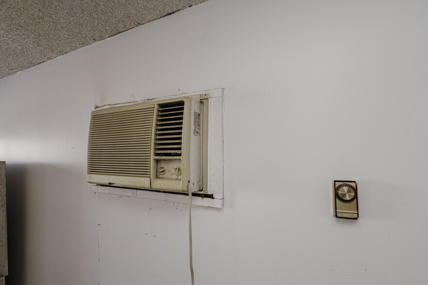 More Photos Of 410 N Commercial Ave, Sedgwick Storefront For Sale