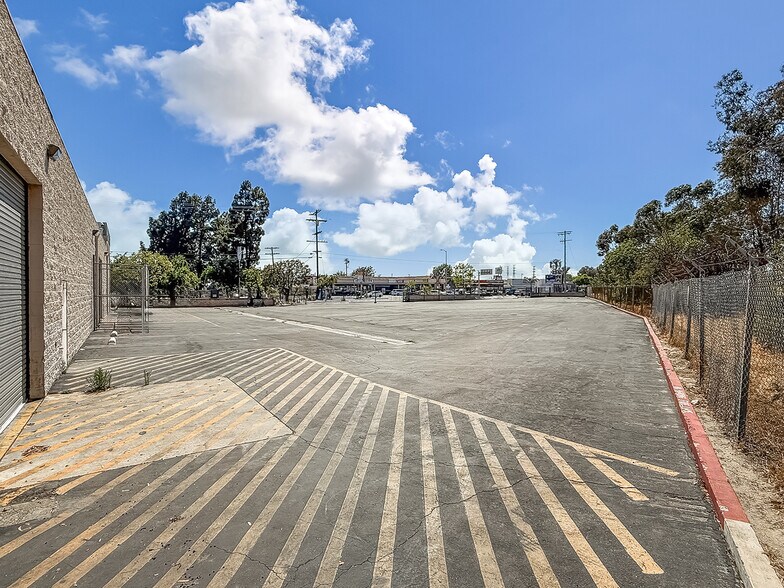 More Photos Of 8866 Laurel Canyon Blvd, Sun Valley Manufacturing For Lease