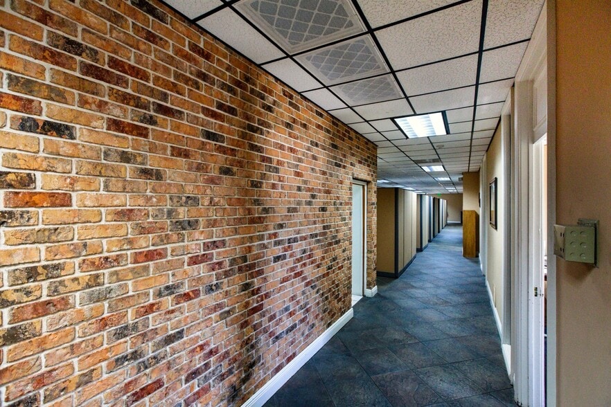 More Photos Of 3581 Mercantile Ave, Naples Manufacturing For Lease