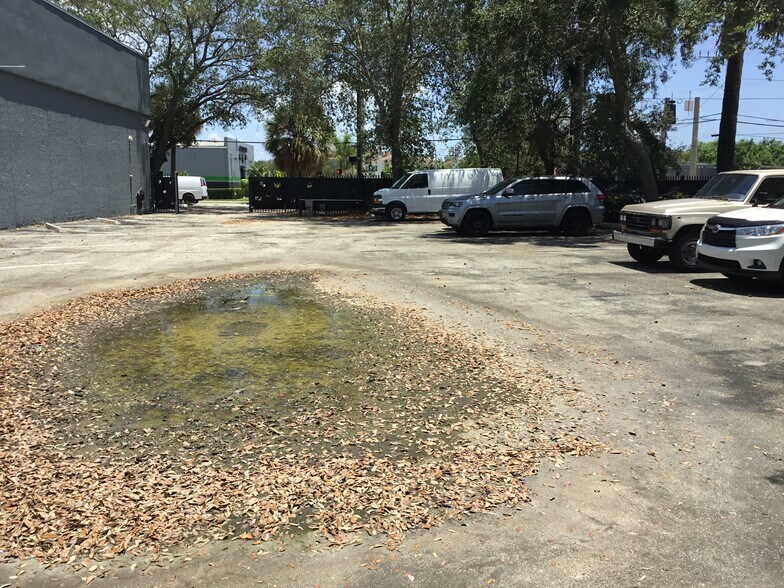More Photos Of 551 S Dixie Hwy E, Pompano Beach Warehouse For Lease