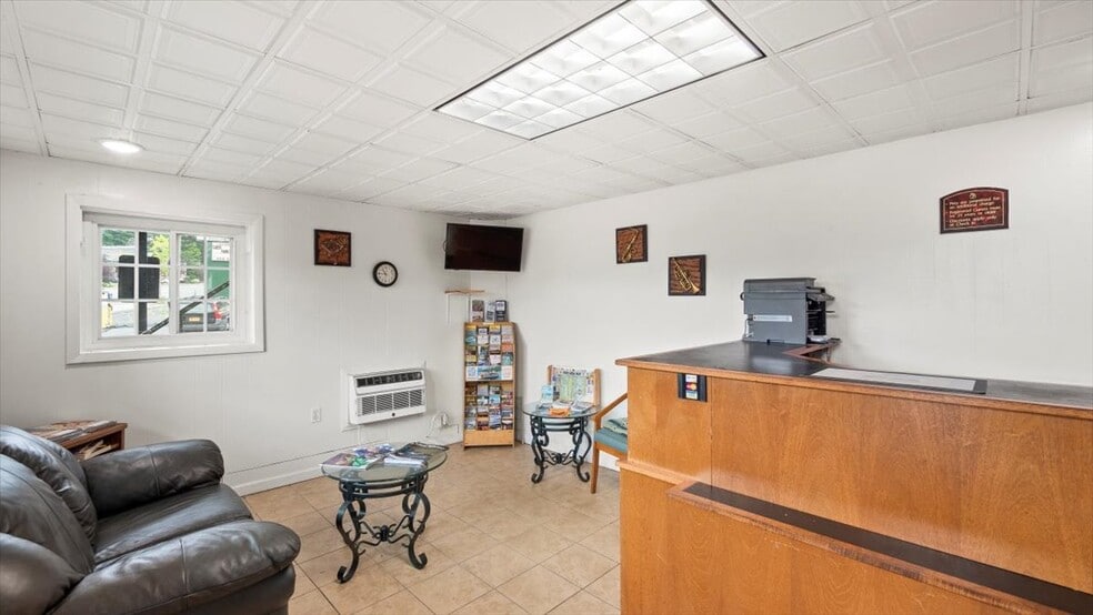 More Photos Of 5 Canada St, Lake George Hotel For Sale