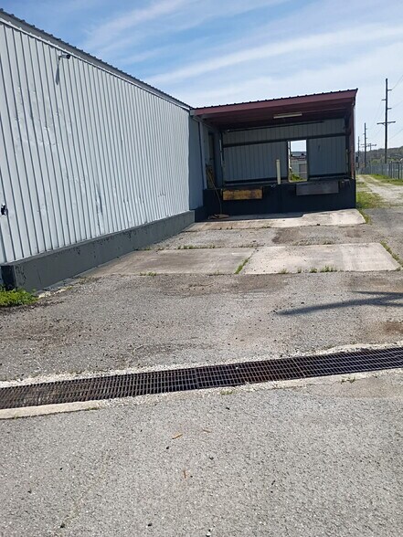 More Photos Of 712 Industrial Ln, Oneida Distribution For Sale