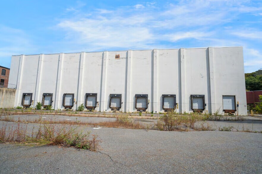 More Photos Of 1R Green St, Clinton Distribution For Lease