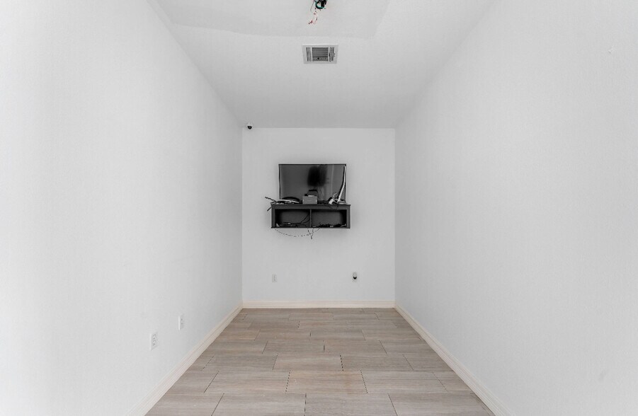 More Photos Of 2711 North Fwy, Houston Medical For Sale
