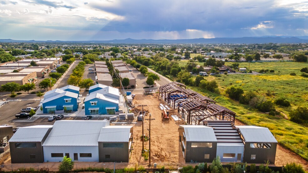 More Photos Of 1189 Parkway Dr, Santa Fe Showroom For Sale