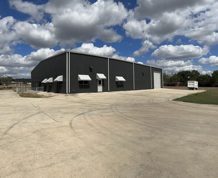 More Photos Of 2 Hill View Ln, Boerne Warehouse For Lease
