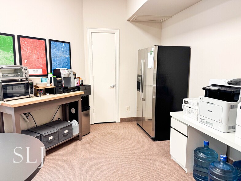 More Photos Of 4311 W Lovers Ln, Dallas Office For Lease