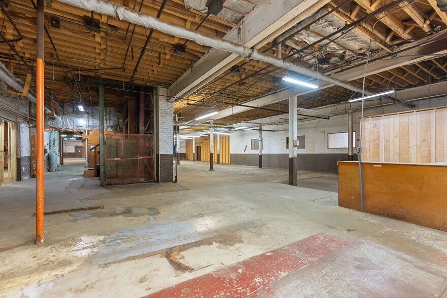 More Photos Of 314 E Market St, Warsaw Showroom For Sale