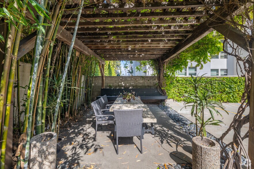 More Photos Of 4077-4081 Redwood Ave, Los Angeles Office For Lease