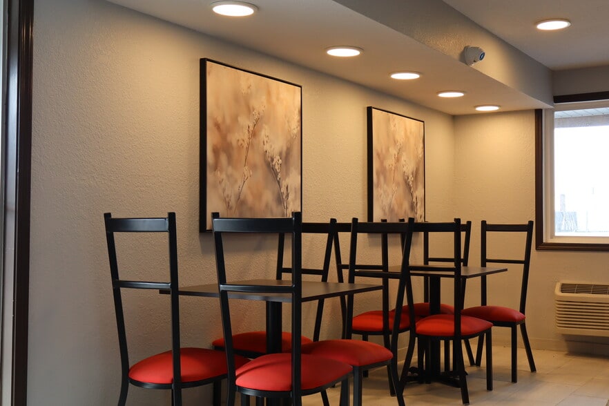 More Photos Of 3521 Lake City Hwy, Warsaw Hotel For Sale