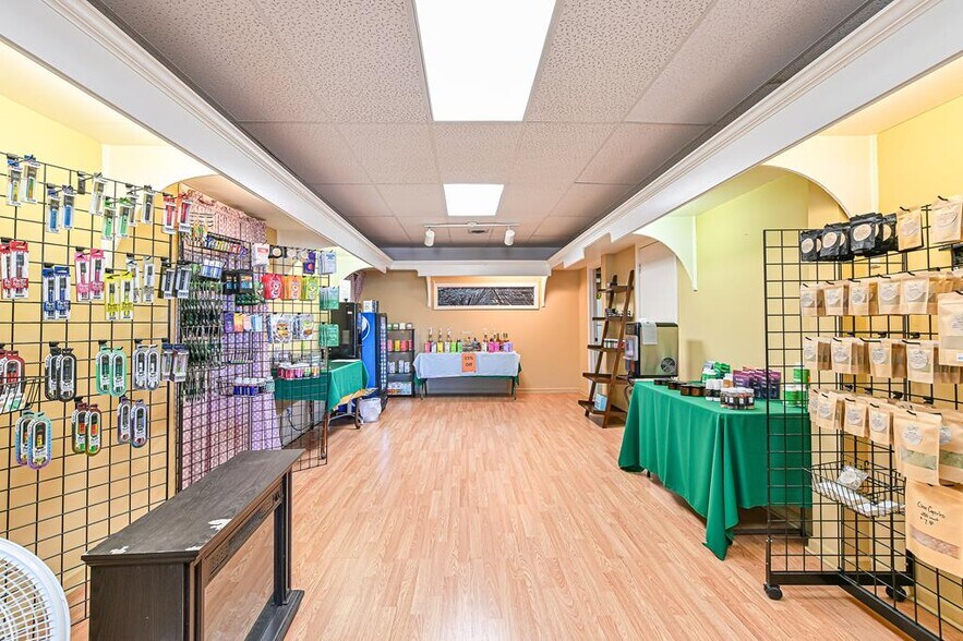 More Photos Of 1102 Mineral Wells Ave, Paris Office For Sale