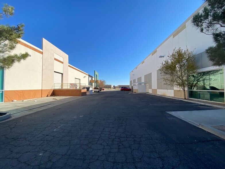 More Photos Of 38940 Trade Center Dr, Palmdale Warehouse For Lease